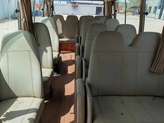 2017 autobus de caboteur de Toyota utilisé de l'an 29 par sièges avec le moteur 1Hz diesel avec la porte de pliage