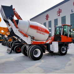 Le moteur utilisé 9000kg de Yuchai de mélangeur concret limitent le poids 6 mètres de camion de mélange de chargement individu de tout neuf