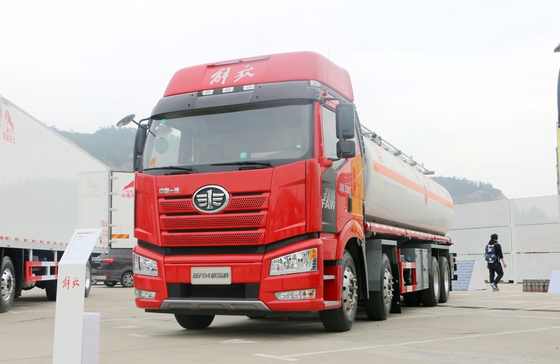 Camions pétroliers d'occasion FAW J6P Grand camion-citerne Camion-carburant de 11,5 mètres de long 24 LHD/RHD