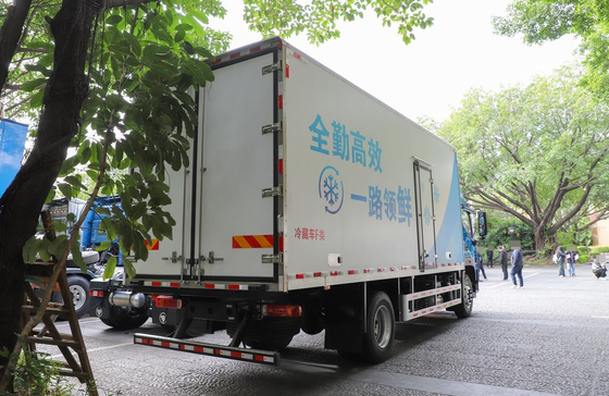 Boîte réfrigérée de taille moyenne Foton tout neuf chargement 10 tonnes moteur Yuchai 300hp LHD