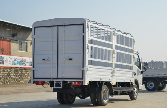 Petits camions de marchandises SAIC camion léger boîte de clôture 4 mètres moteur diesel à axe unique 95 ch