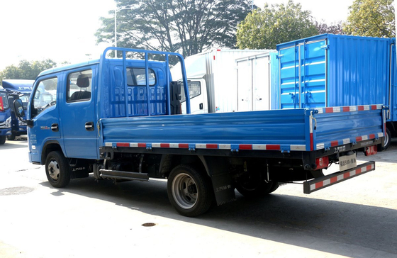 Camions de marchandises au Ghana Camion léger SAIC 2 rangées de sièges Lit plat Boîte de lit 2300cc Placement du moteur