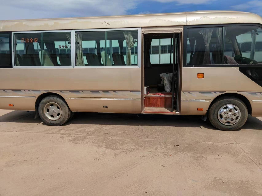 2017 autobus de caboteur de Toyota utilisé de l'an 29 par sièges avec le moteur 1Hz diesel avec la porte de pliage