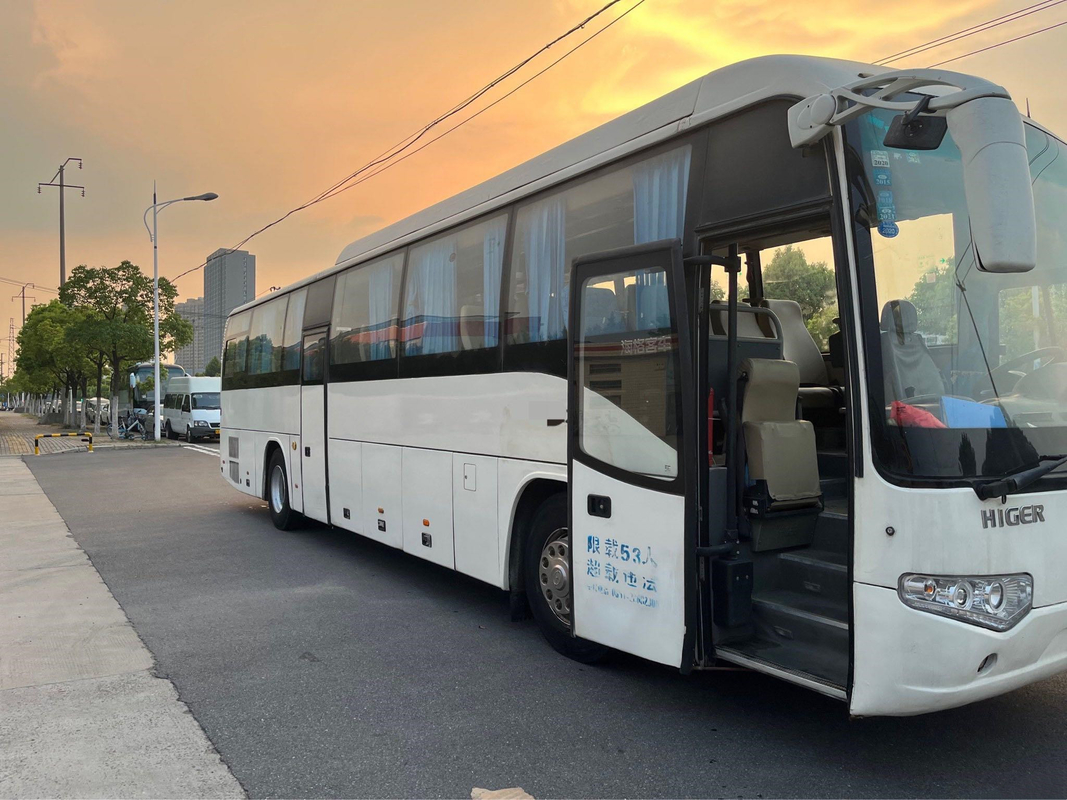 Une marque plus élevée de suspension d'air a utilisé le moteur diesel KLQ6129 des portes à deux battants Wp.7 de Bus 53 Seater d'entraîneur