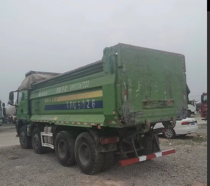 Les axes de Howo 8x4 quatre ont utilisé le camion à benne basculante Tipper With 375HP 317HP à vendre