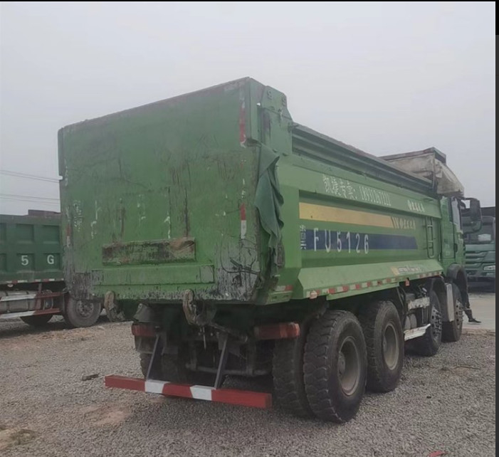 Les axes de Howo 8x4 quatre ont utilisé le camion à benne basculante Tipper With 375HP 317HP à vendre