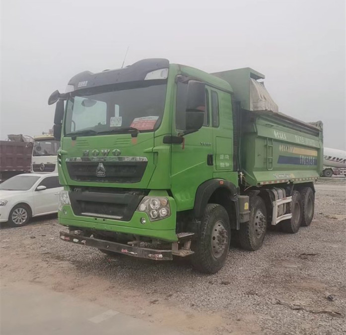 Les axes de Howo 8x4 quatre ont utilisé le camion à benne basculante Tipper With 375HP 317HP à vendre