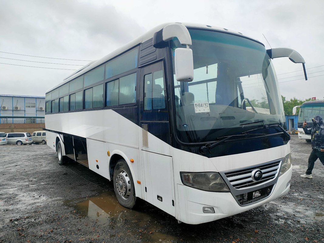 La conduite à droite Yutong a employé la grande fenêtre 2+2layout 53seats de Silding de cabine de bagages de l'autobus Zk6112d