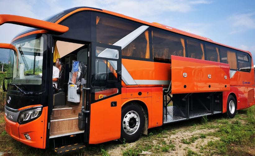 2021 direction du moteur RHD de Bus With Diesel d'entraîneur de Kinglong XMQ6127cy de nouveau venu de sièges de l'an 53 nouvelle