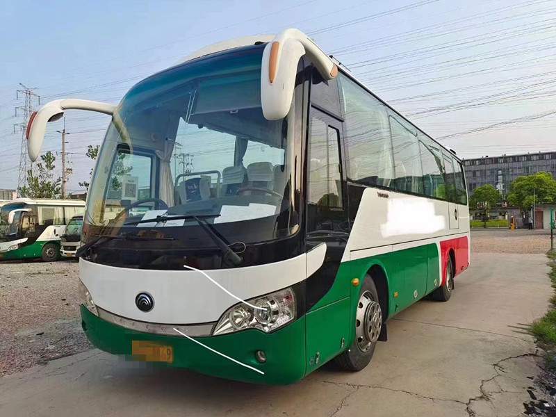 2015 l'année 37 places ont utilisé des moteurs diesel d'autobus d'entraîneur de l'autobus ZK6888 de Yutong pour le transport