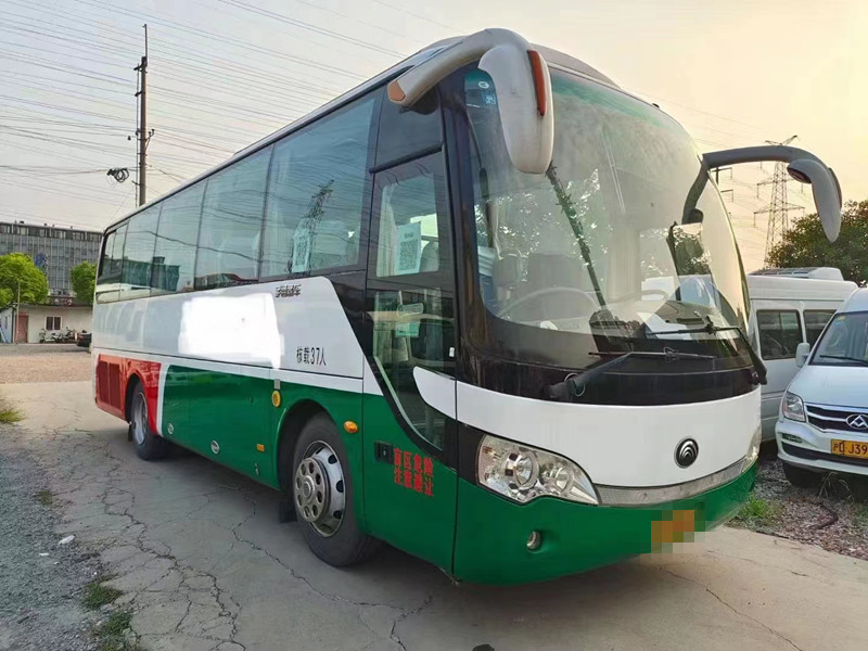 2015 l'année 37 places ont utilisé des moteurs diesel d'autobus d'entraîneur de l'autobus ZK6888 de Yutong pour le transport