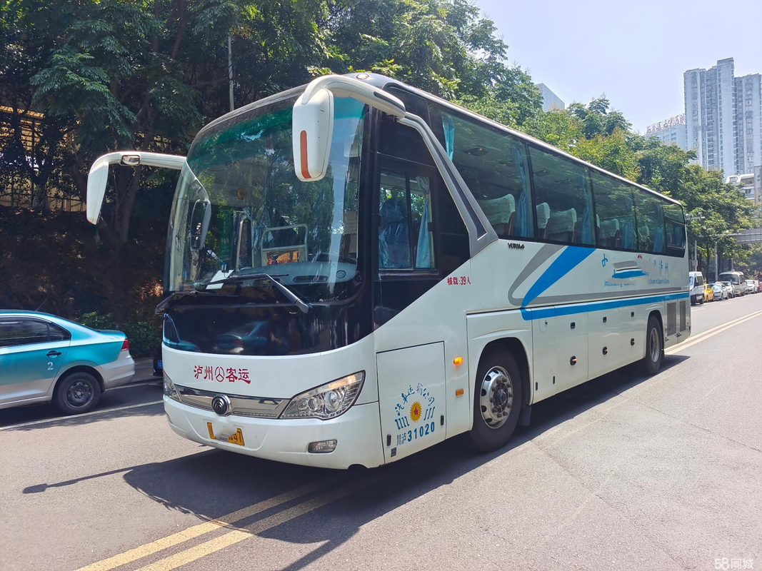 La sortie arrière utilisée de moteur de petit de l'autobus 39 de sièges autobus blanc de Yutong a utilisé l'autobus de luxe pour l'Afrique