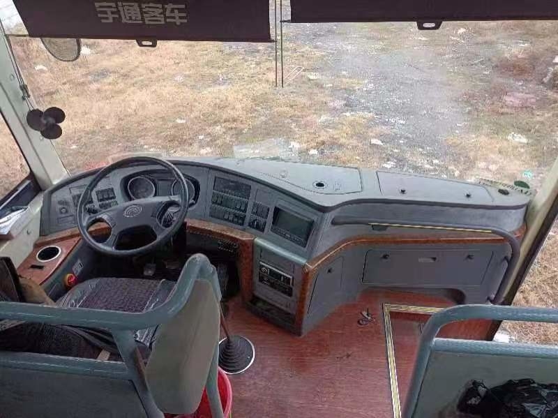 Autobus de direction droit utilisé de grand d'autobus de Yutong 2+3layout 59seater d'autocars 2ème autobus de main