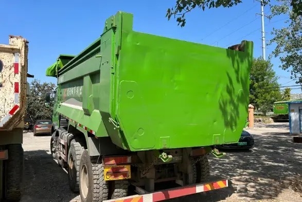 Mode d'entraînement du camion à benne basculante du camion de déchargeur d'occasion le sino HOWO 8×4 a utilisé le camion de moteur diesel