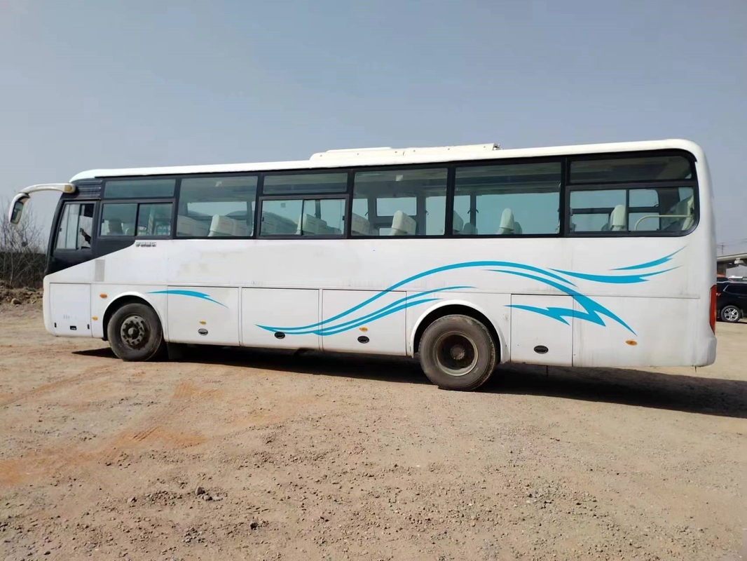 La couleur blanche de portes à deux battants de sièges du Microbus 43 d'occasion a utilisé le moteur de l'autobus ZK6102D Yuchai de Yutong