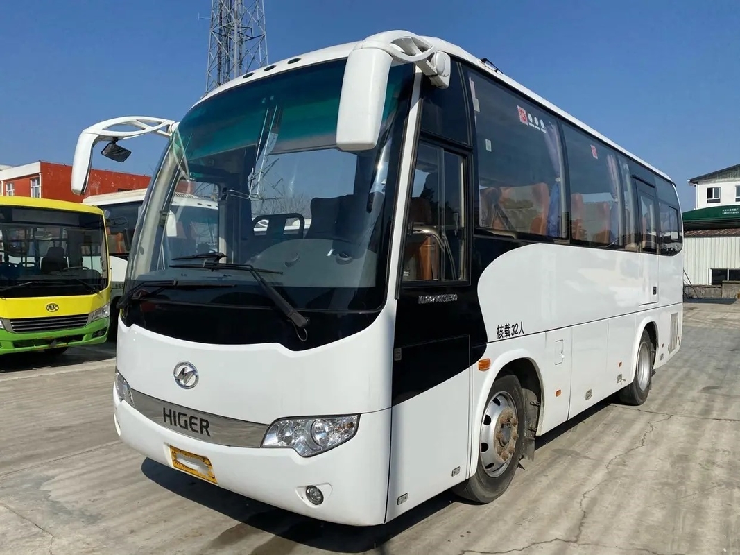 Les autobus de luxe utilisés 32 sièges occasion à un plus haut moteur de Bus KLQ6796 Yuchai d'entraîneur la couleur blanche