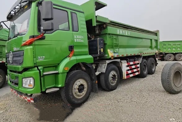 Camion à benne basculante principal utilisé de la main SHACMAN du mode 375hp 2ème d'entraînement de la cabine 8×4 de pneus diesel des camions 12