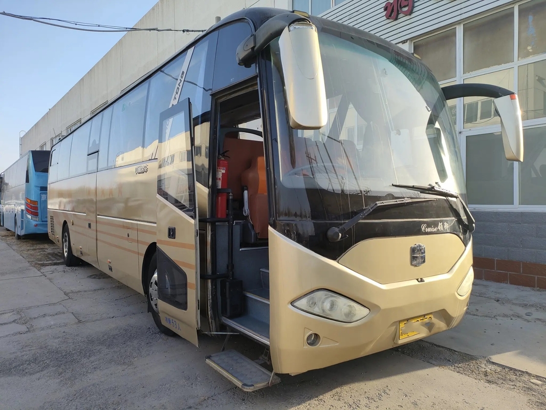 Les portes à deux battants utilisées de moteur de Yuchai d'autobus de voyage 53 sièges 12 mètre l'autobus LCK6125 de Zhongtong d'occasion
