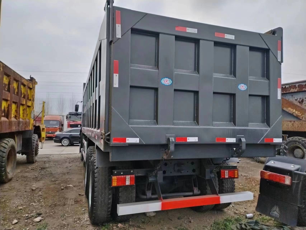 Charge évaluée 15.5t de cabine de toit plat de Tipper Trucks Black Color 371hp 8×4 HOWO ZZ3317 d'occasion