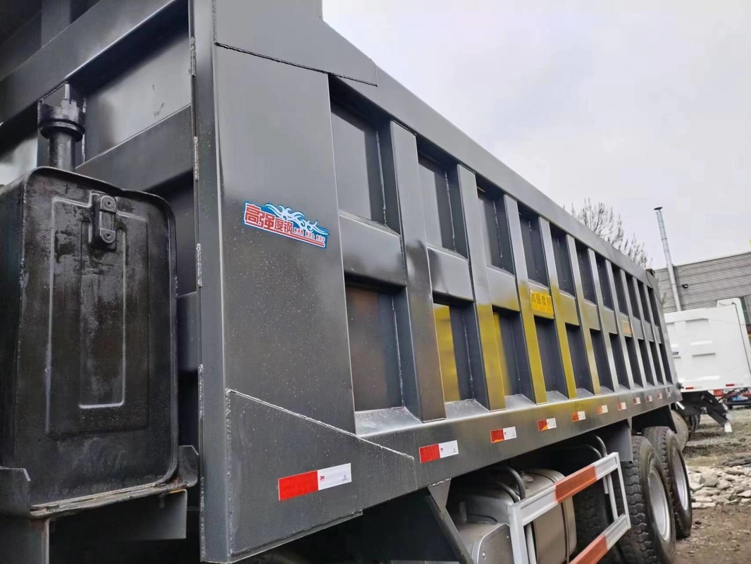 Charge évaluée 15.5t de cabine de toit plat de Tipper Trucks Black Color 371hp 8×4 HOWO ZZ3317 d'occasion