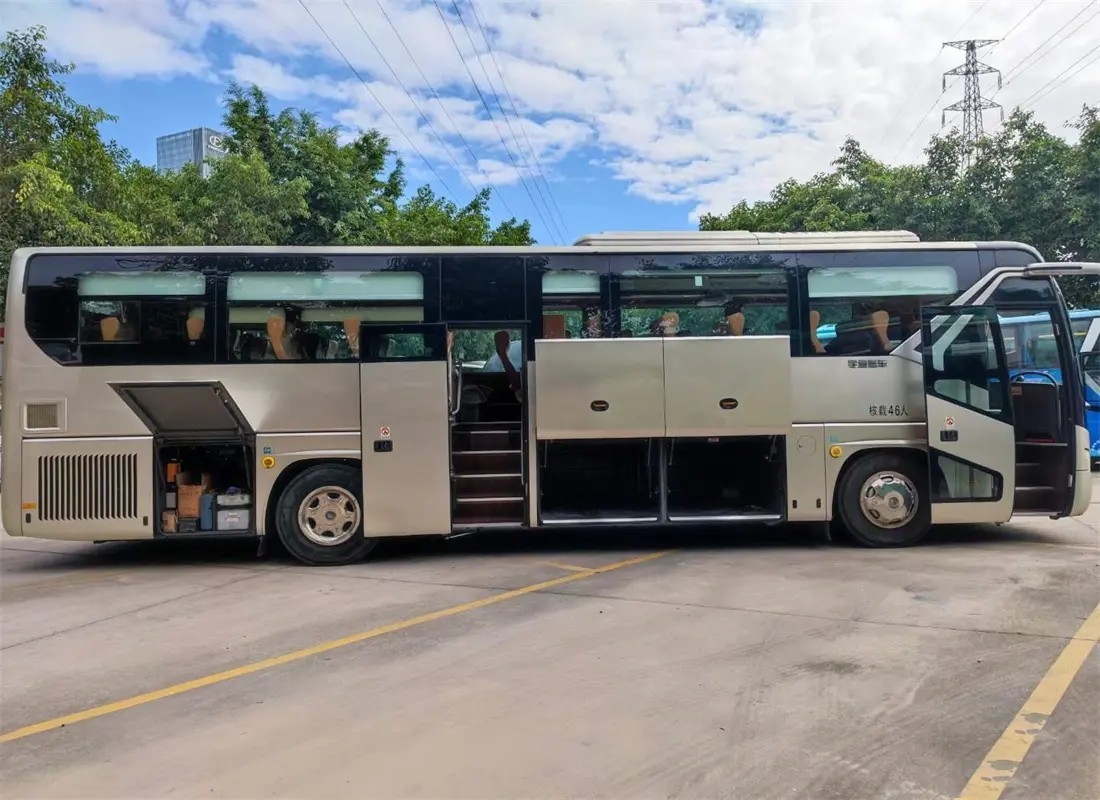 Les portes à deux battants d'autobus de fond 46 sièges 11 mètres de décoration intérieure de luxe ont employé jeune Tong Bus ZK6119