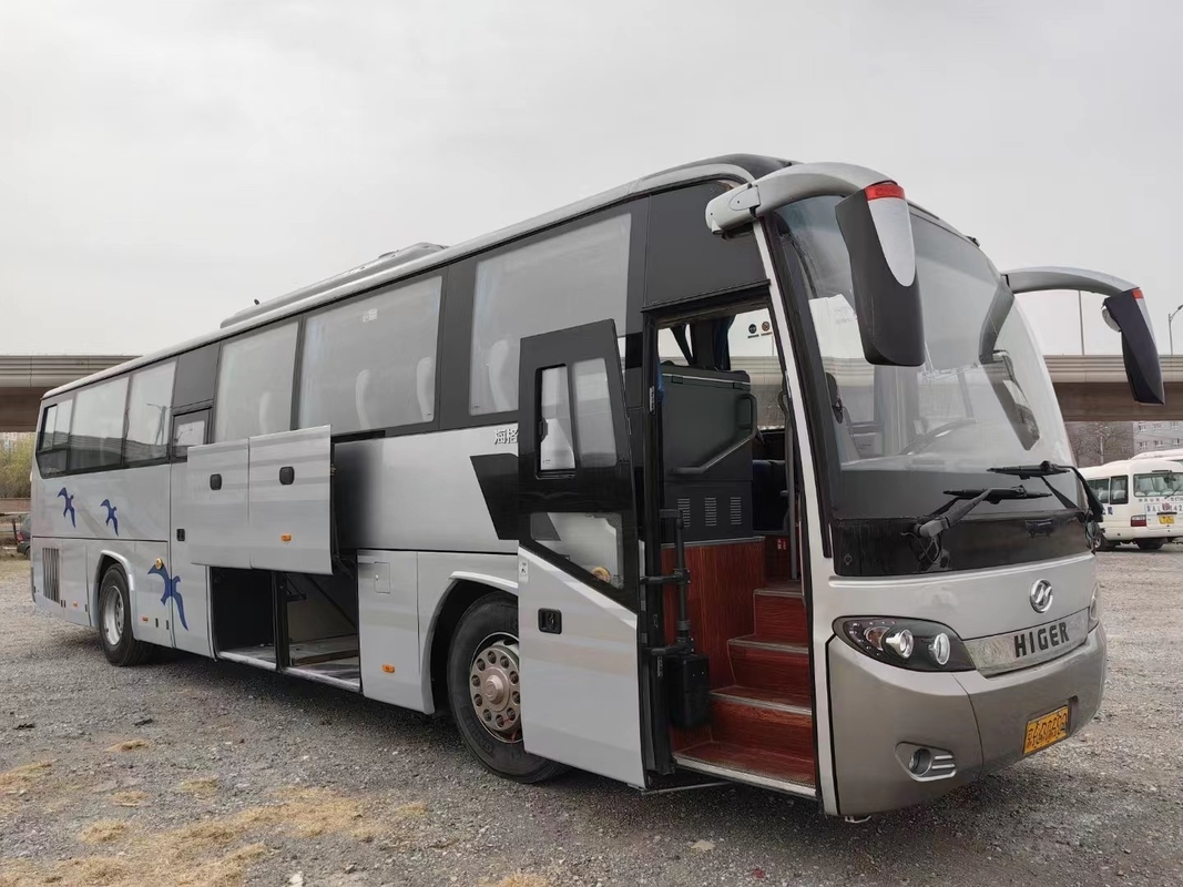 Les sièges utilisés 12 du bus touristique 54 mètre main un plus haut KLQ6125 de couleur argentée de portes à deux battants de moteur de cylindres de Yuchai 6 la 2ème