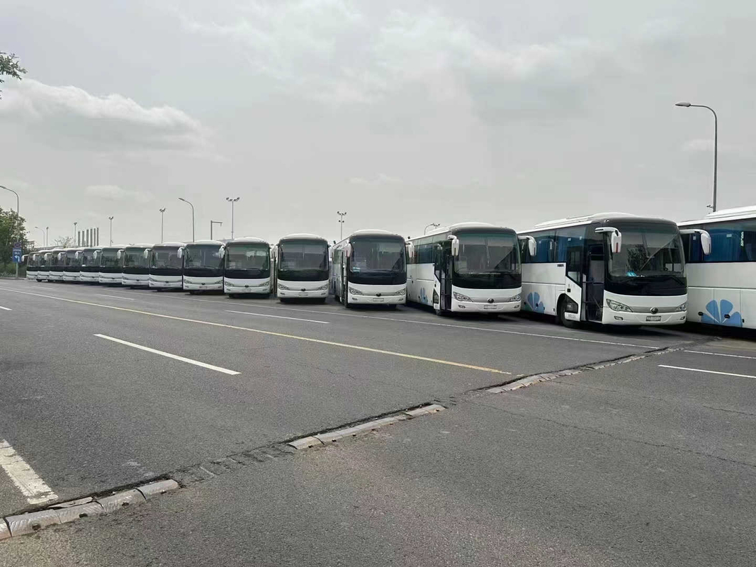 Les sièges blancs utilisés de la couleur 50 d'autobus de luxe ressort lame autobus ZK6119 de Yutong de main de moteur rare moyen de porte de 2018 ans le 2ème