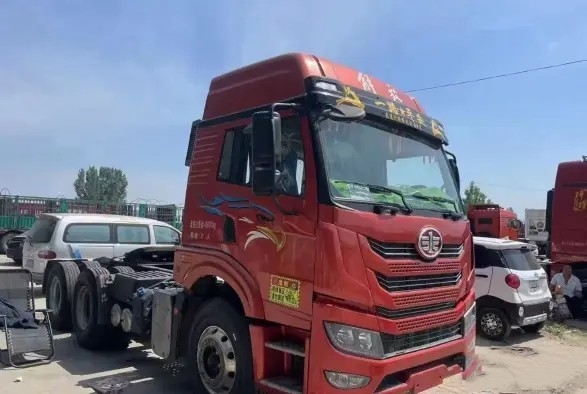 Remorque de boîte à chevaux d'occasion 2021 ans couleur rouge 6 × 4 mode d'entraînement moteur Weichai 460hp utilisé camion tracteur FAW