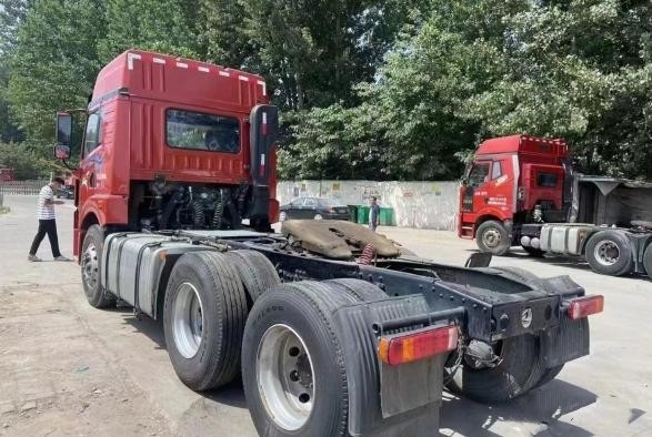 Remorque de boîte à chevaux d'occasion 2021 ans couleur rouge 6 × 4 mode d'entraînement moteur Weichai 460hp utilisé camion tracteur FAW