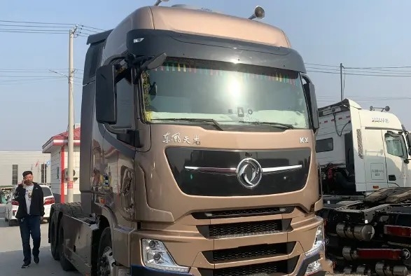 Mode utilisé LHD/RHD d'entraînement de la tête 6×4 de tracteur de Dongfeng de main de Cummins Engine 600hp 2ème de remorques de tracteur