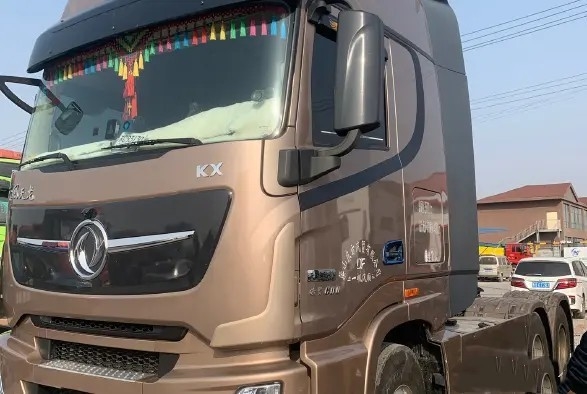 Mode utilisé LHD/RHD d'entraînement de la tête 6×4 de tracteur de Dongfeng de main de Cummins Engine 600hp 2ème de remorques de tracteur