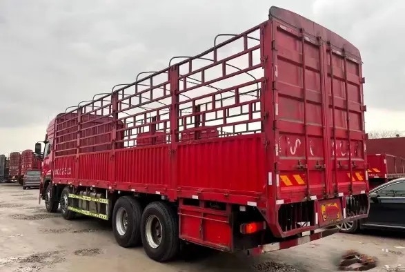 La cargaison utilisée troque la haute boîte de vitesse Dongfeng Lorry Truck de pneus du mode 12 d'entraînement du toit 420hp 8×4 de la charge 17.8t évaluée RAPIDEMENT