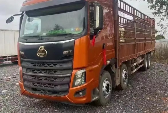 la 2ème main Lorry Orange Color 12 mètre le camion de cargaison des cylindres 420hp 2021year Dongfeng du moteur 6 de Yuchai de mode d'entraînement 8×4