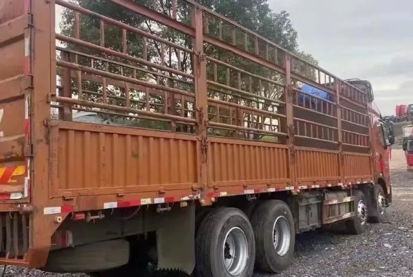 la 2ème main Lorry Orange Color 12 mètre le camion de cargaison des cylindres 420hp 2021year Dongfeng du moteur 6 de Yuchai de mode d'entraînement 8×4