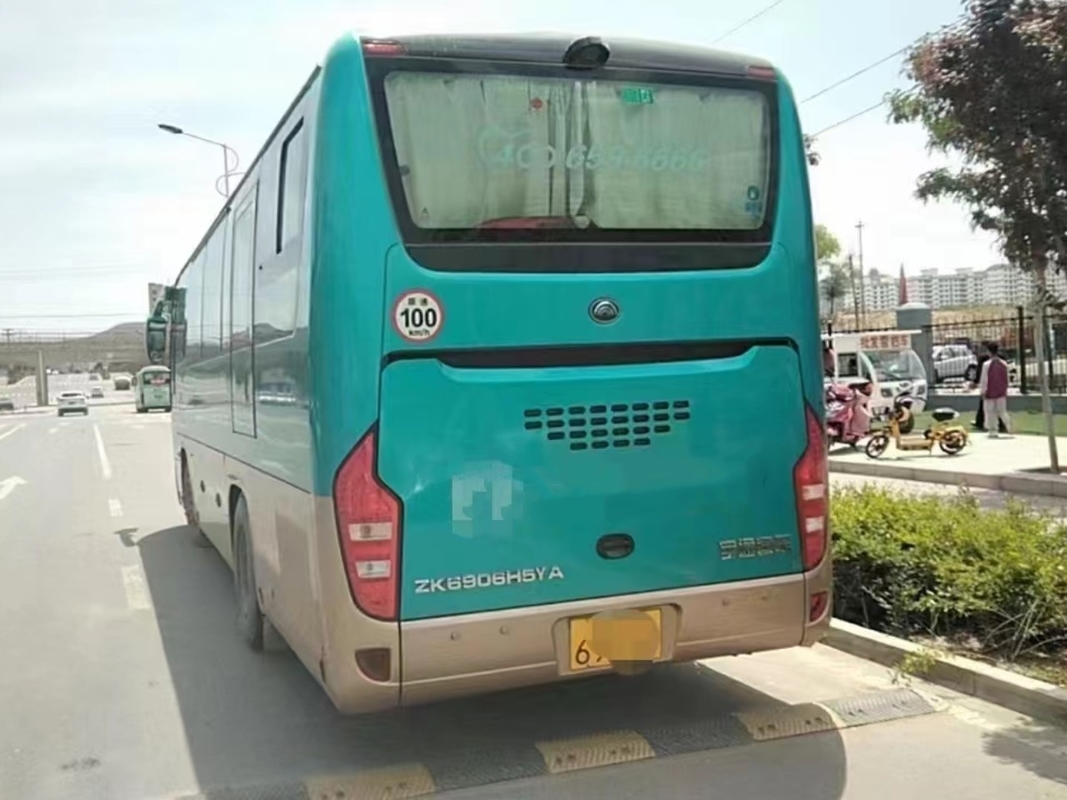 Les autocars utilisés verdissent autobus ZK6906 de Yutong de main de passager de sièges de la couleur 36 le 2ème de climatiseur moyen de porte