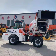 Le moteur utilisé 9000kg de Yuchai de mélangeur concret limitent le poids 6 mètres de camion de mélange de chargement individu de tout neuf