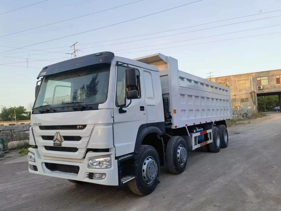 Usé camion- le mode blanc d'entraînement du lecteur 8×4 de main gauche de couleur camion à benne basculante utilisé par puissances en chevaux de 371 HOWO