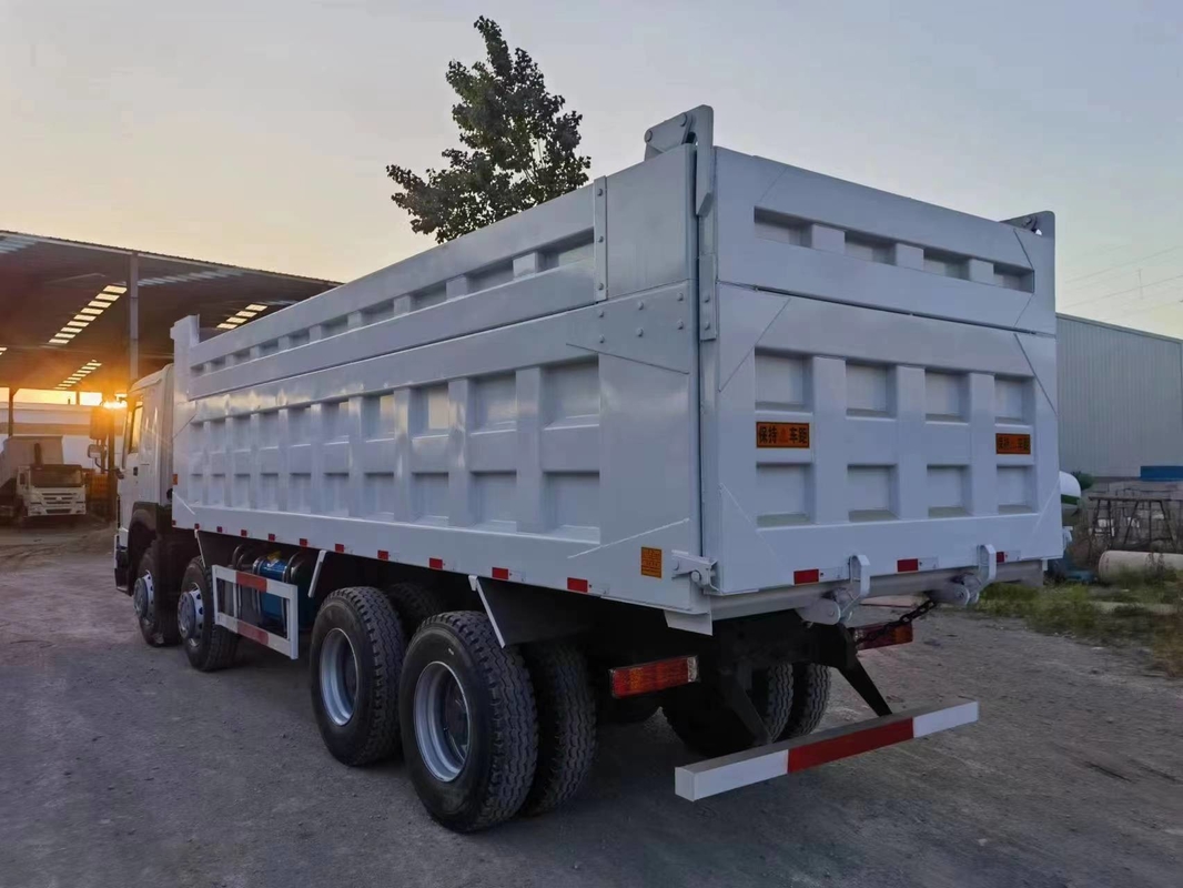 Usé camion- le mode blanc d'entraînement du lecteur 8×4 de main gauche de couleur camion à benne basculante utilisé par puissances en chevaux de 371 HOWO