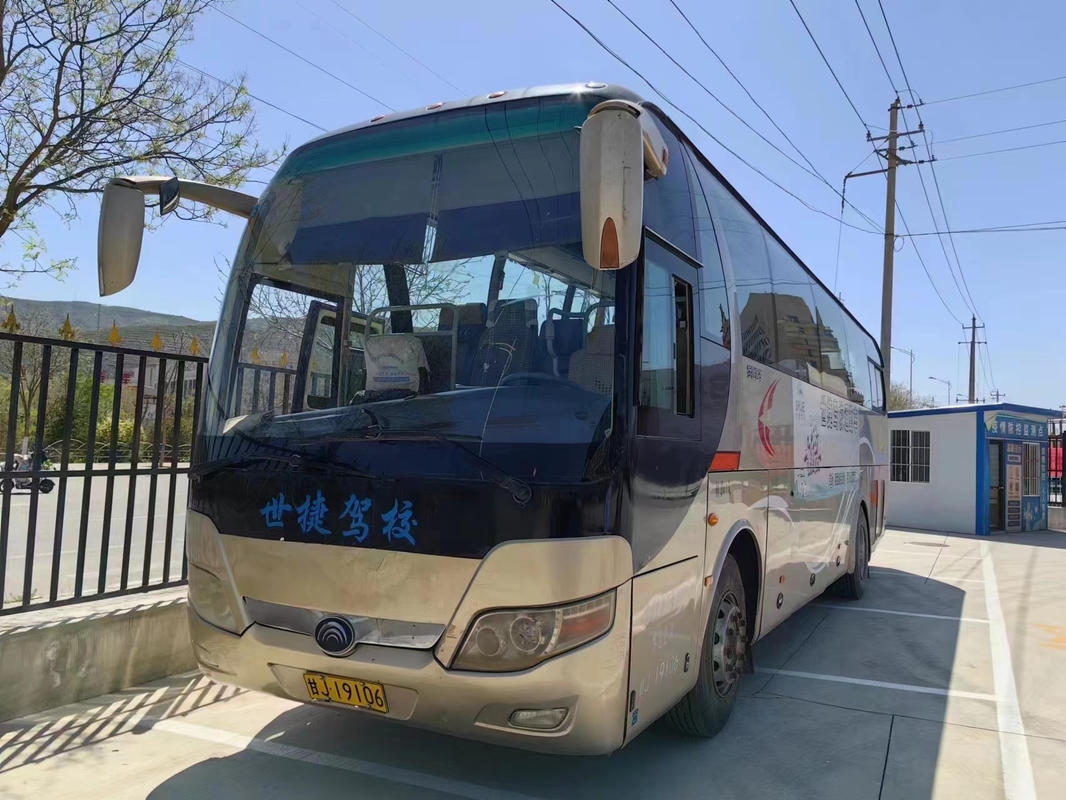 Les portes à deux battants de sièges de l'autobus 47 d'occasion scellant la couleur d'or de climatiseur de fenêtre ont utilisé l'autobus ZK6107 de Yutong