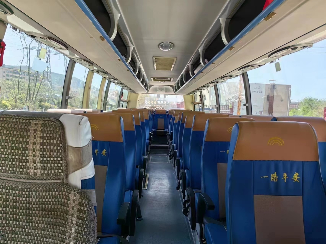 Les portes à deux battants de sièges de l'autobus 47 d'occasion scellant la couleur d'or de climatiseur de fenêtre ont utilisé l'autobus ZK6107 de Yutong