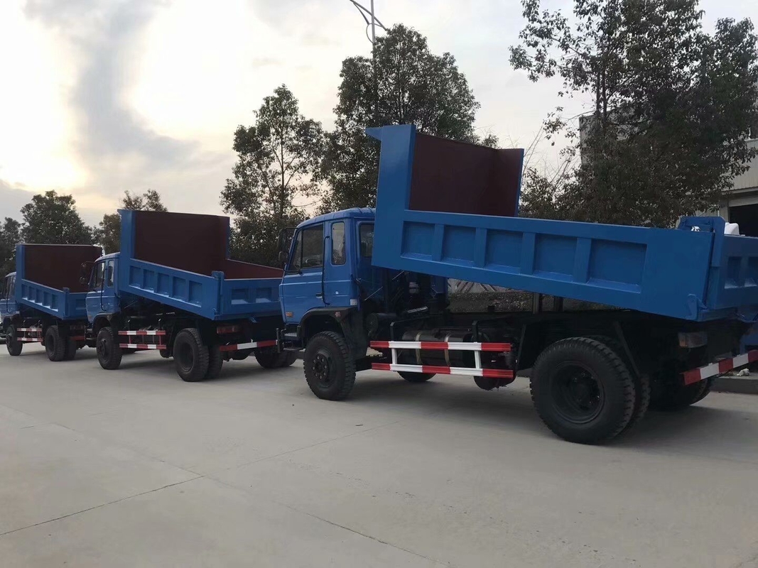 La lumière bleue utilisée Tipper Truck Dongfeng Brand 4×2 de couleur de décharge de camion conduisent le modèle Curb Weight 6 tonnes de RHD