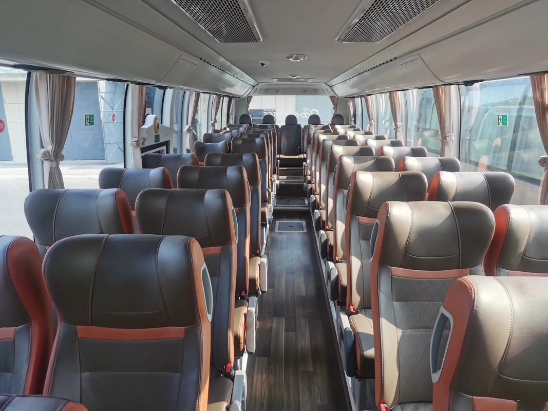 Les autobus de luxe utilisés 50 pose occasion Youngtong ZK6117 de distributeur de l'eau de Champagne Color Middle Passenger Door