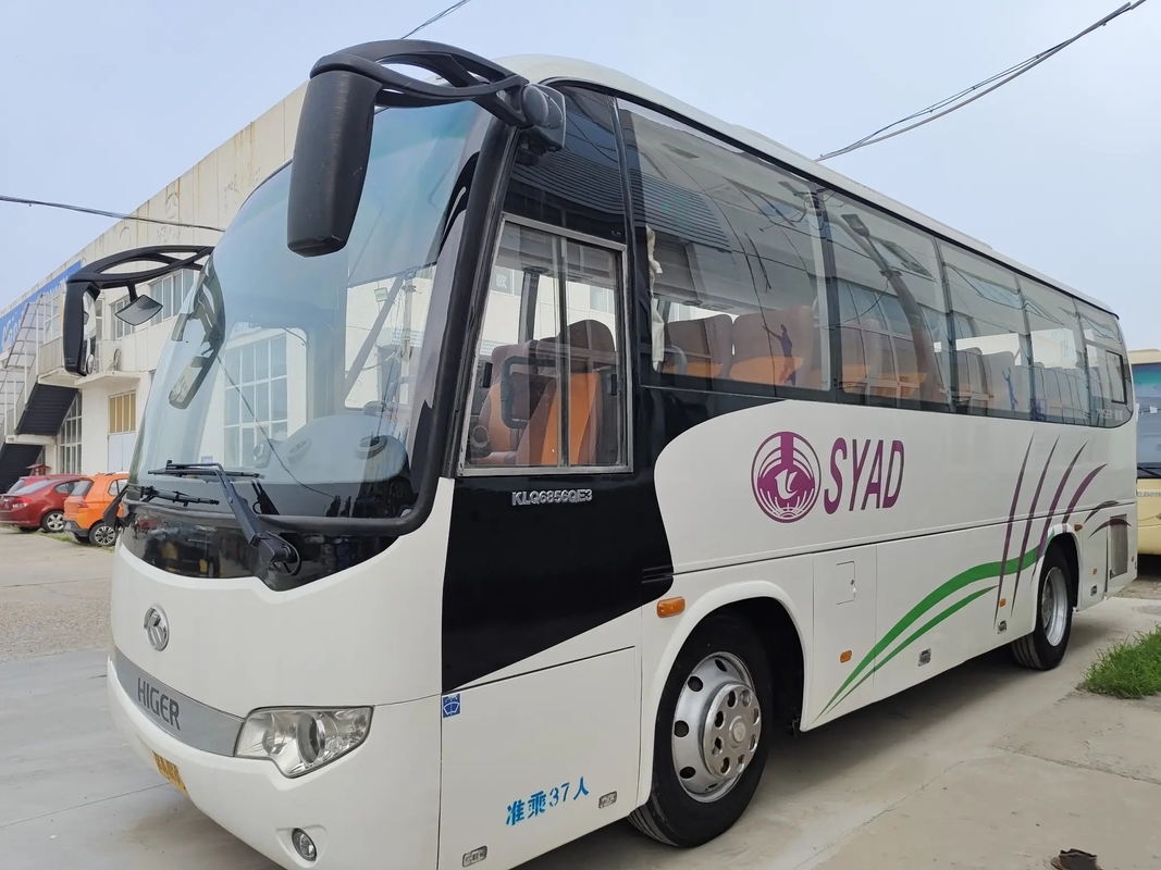 Plus haut autobus utilisé KLQ6856 d'autobus de Yuchai du moteur 200hp du porte-bagages 37 de sièges de couleur d'entraînement blanc commercial de main gauche