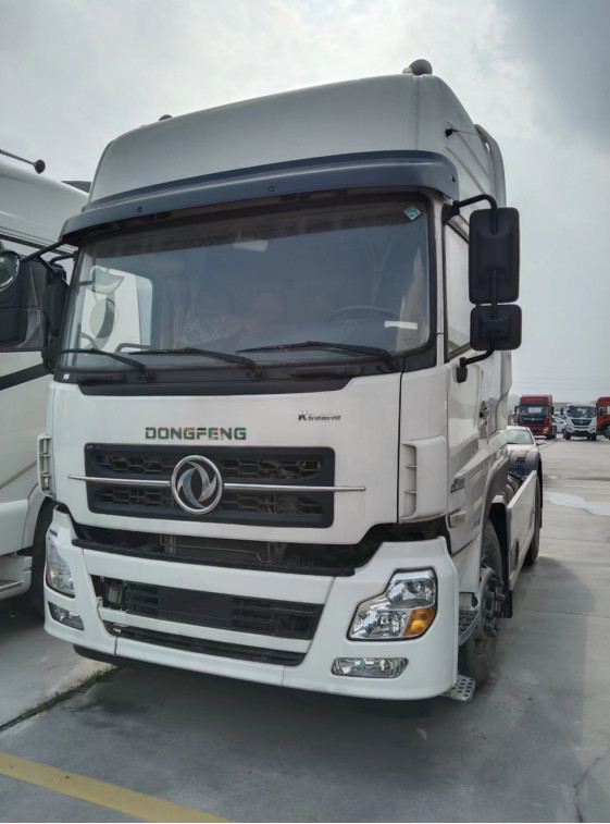 La masse utilisée de traction de total de la tête 465hp de tracteur de mode d'entraînement de l'euro 5 DONGFNEG 4X2 de camions de tracteur 30 tonnes de LHD