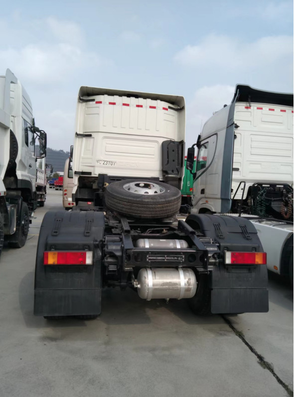 La masse utilisée de traction de total de la tête 465hp de tracteur de mode d'entraînement de l'euro 5 DONGFNEG 4X2 de camions de tracteur 30 tonnes de LHD
