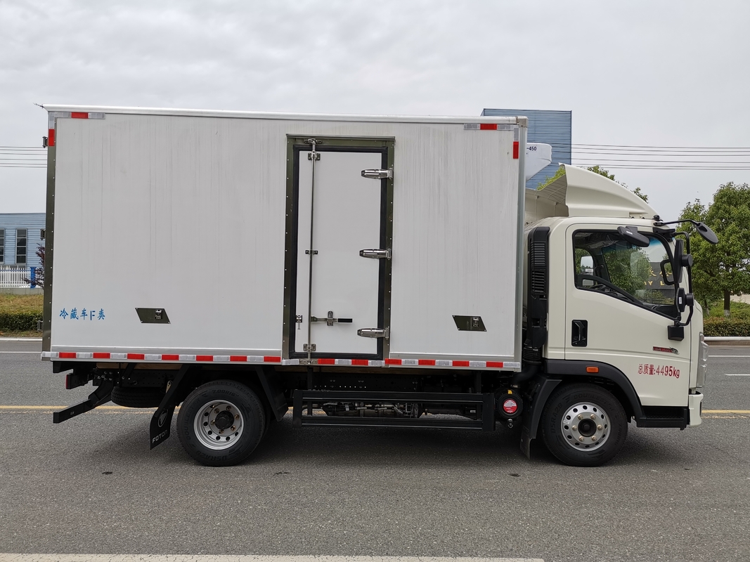 Camion de 160 ch avec réfrigération Howo 18 cube Moteur Van Weichai 4*2 Mode de conduite
