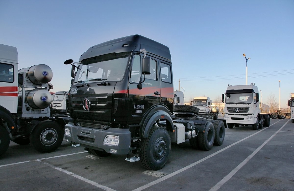 6x4 Tracteur d'occasion Beiben Tête de tracteur 336hp Haut toit LHD / RHD