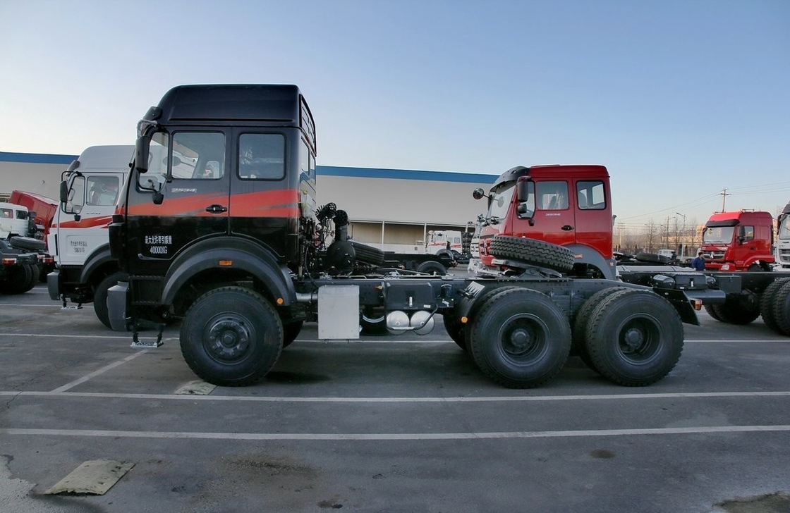 6x4 Tracteur d'occasion Beiben Tête de tracteur 336hp Haut toit LHD / RHD