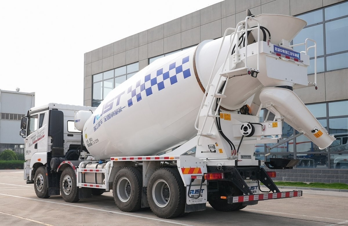 Camion à béton Jiefang 8*4 Mode de conduite Camions à béton usagés 7,74 cube Toit plat