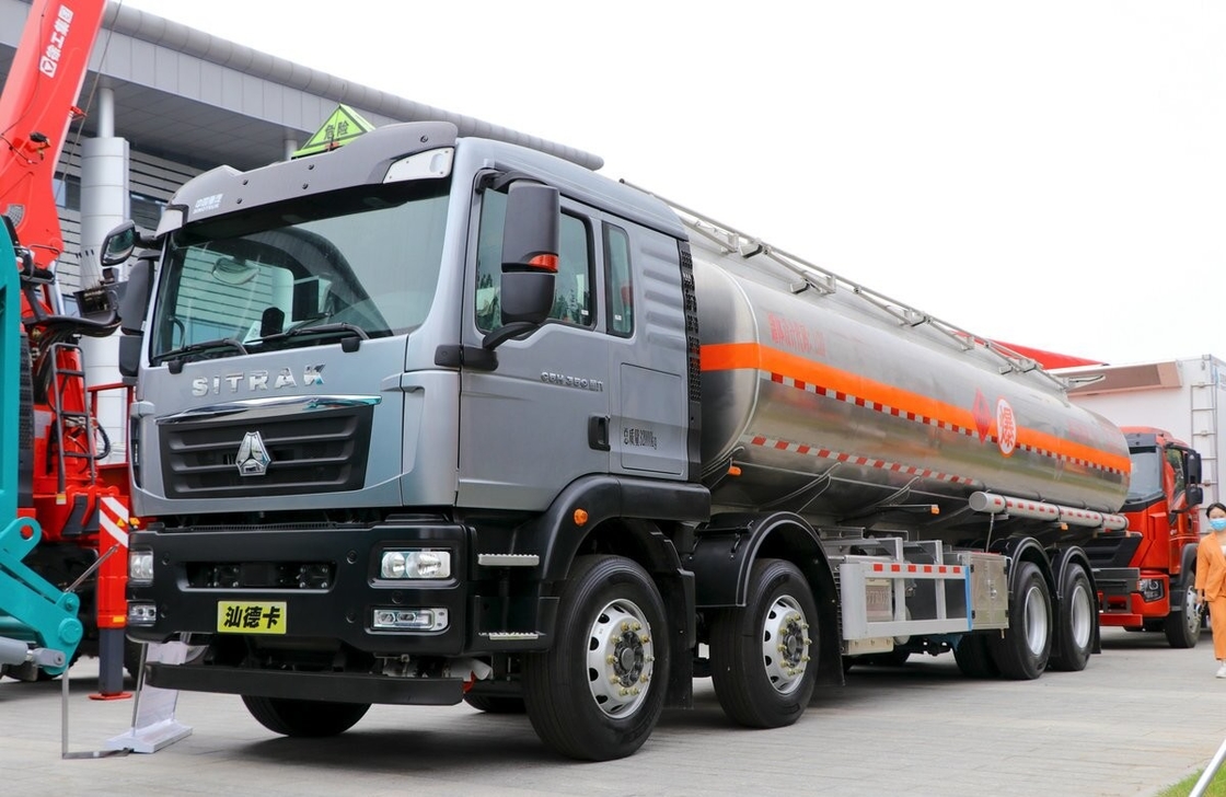 Camions lourds d'occasion Sinotruck pétrolier d'occasion Cisterne 8*4 Mode de conduite 26 Cube 4 essieux